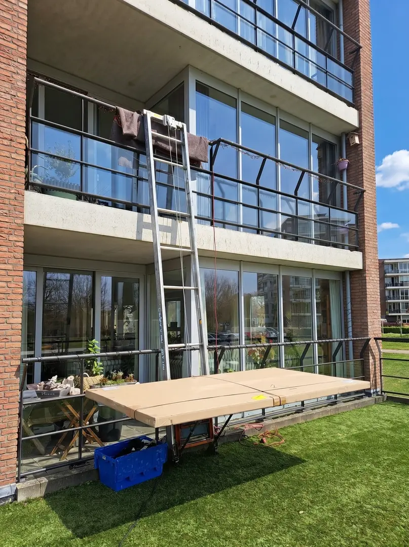 GEDA opbouwlift levert een grote plaat op een hoog balkon af, zonder trapgesjouw