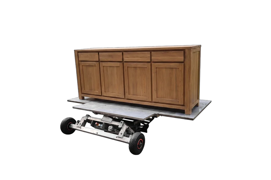 Dressoir veilig op het plateau van de verhuislift voor transport naar boven