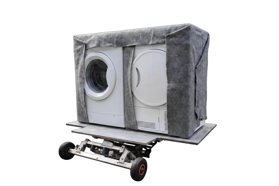 Wasmachine en droger samen op het plateau van de verhuislift, klaar voor transport
