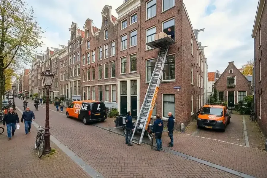 Aanhangerlift opgesteld in een smalle straat met het plateau tot aan het raam, geschikt voor wie een verhuislift wil huren in de Randstad